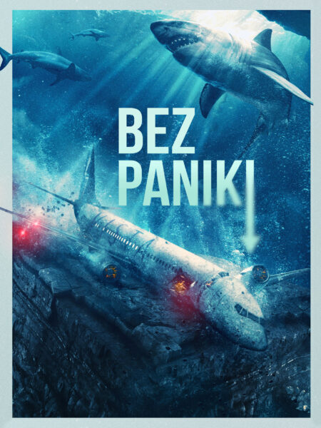 Plakat przedstawia zatopiony samolot pasażerski leżący na dnie oceanu, otoczony przez rekiny. Promienie światła przebijają się przez powierzchnię wody, oświetlając wrak. W tle widoczny jest wielki rekin z otwartą paszczą. Na środku plakatu znajduje się duży, jasny napis 'Bez paniki', z białą strzałką wskazującą na wrak.