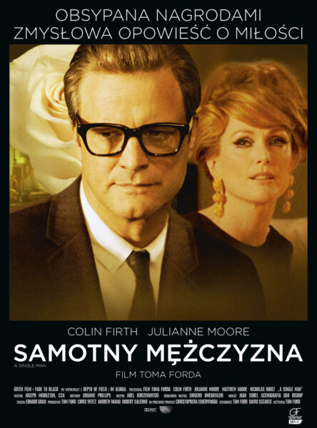 Plakat filmu 'Samotny mężczyzna'. Na pierwszym planie mężczyzna w okularach i garniturze (Colin Firth) patrzy w bok, z poważnym wyrazem twarzy. W tle kobieta z wyrazistym makijażem i dużymi kolczykami (Julianne Moore) spogląda na widza. W lewym tle biała róża. Całość utrzymana w ciepłych, złotych tonach. U góry widnieje hasło: 'Obsypana nagrodami zmysłowa opowieść o miłości'. Na dole widoczne są nazwiska aktorów i tytuł filmu – 'Samotny mężczyzna. Film Toma Forda'.