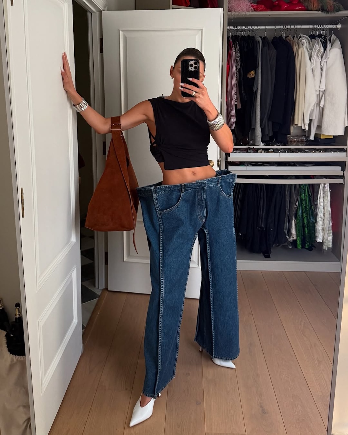 Nowy wymiar denimu: kwadratowe jeansy to trend, który trudno zignorować