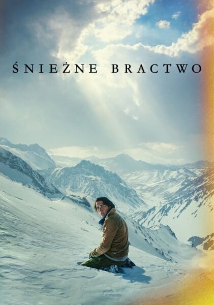 "Plakat filmu 'Śnieżne bractwo'. Na pierwszym planie mężczyzna w zimowej odzieży klęczy na ośnieżonym zboczu górskim, patrząc w stronę widza. W tle rozciąga się panorama surowych, pokrytych śniegiem szczytów górskich pod dramatycznym, pochmurnym niebem z przebijającym się słońcem. U góry widnieje prosty czarny napis: 'Śnieżne bractwo'."
